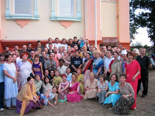 Групповое фото преданных и гостей фестиваля с Шрипадом
Б.С. Госвами Махараджем и Шрипадом Б.Б. Авадхутом Махараджем.
Лахта, 8 августа 2004 г.