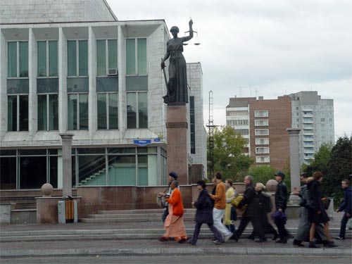 Харинама прошла по центру города, включая прокуратуру, где установлена статуя богини правосудия, Фемиды...