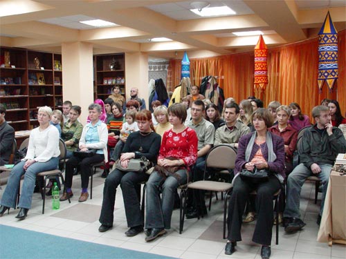 на лекцию набрался полный зал