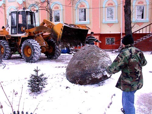 Установка «Царя гор» на участке рядом с центром. Виджай
Раман давно приметил этот камень на берегу залива и вот теперь этот
камень будет украшать клумбу на территории центра. Вес камня
3 тонны. Установка прошла в конце ноября 2004 г.