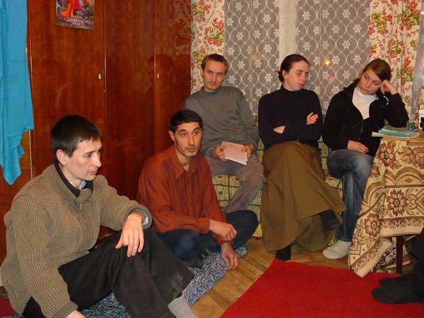 Динашрая Прабху (слева) и Вриндаван Чандра Прабху (в центре) отвечали на вопросы преданных