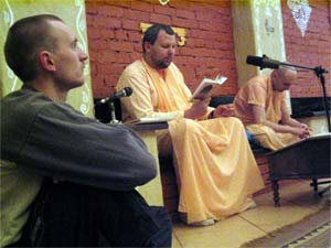 ...в ходе которой он зачитывал цитаты из «Шри Шри Прапанна Дживанамритам» (Нектар бессмертия предавшейся души) Шрилы Шридхара Махараджа 