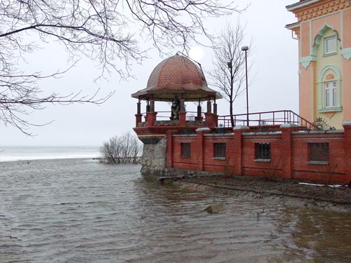 говорят, что уровень воды поднялся на 2,5 м., вода подступила к стенам храма