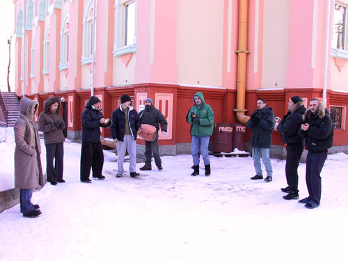 в это время в храме уже собрались преданные и в ожидании приезда гостя начали петь киртан