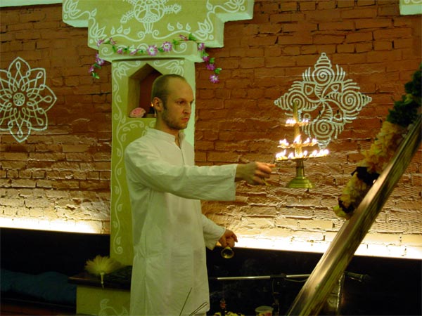Then kirtan started and Vinod Bandhu Prabhu is doing puja to Mahaprabhu