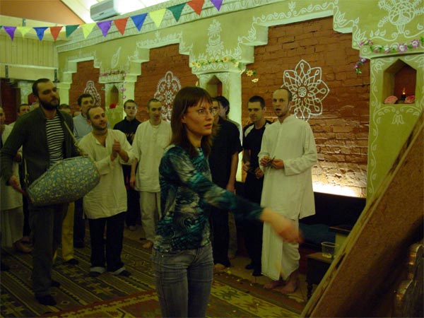 offering respect and gratitude (and flower petals as well) to Srila Saraswati Thakur