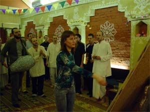 предложение лепестков цветов в знак почтения Шриле Сарасвати Тхакуру