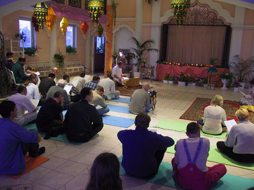 Special bhajans were sang on Gaura purnima: Aruna vasane written by Srila Sridhar Maharaj and shlokas from Chaitanya charitamrita
