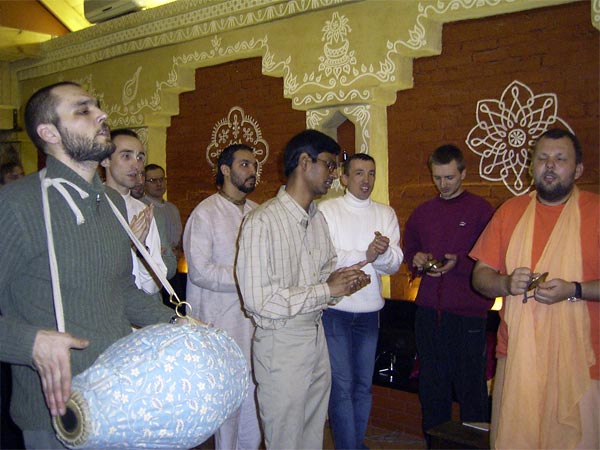 Avadhut Maharaj is leading the kirtan