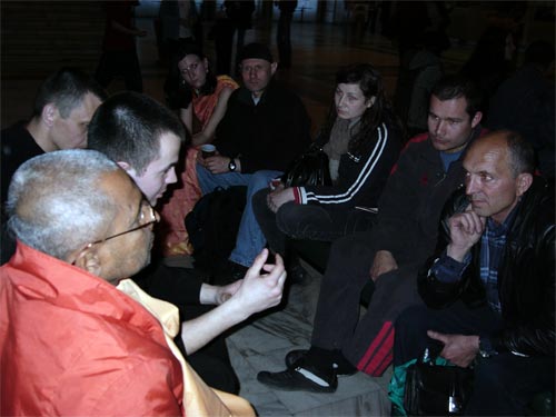 People often gathered to listen for Sripad Bhagavat Maharaj's explainations about Krishna Consciousness and Swarup Prabhu was translating.