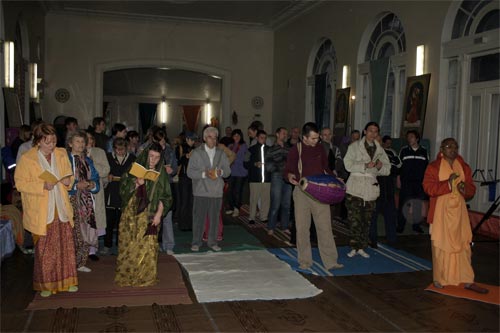 Morning kirtan led by Sripad Bhagavat Maharaj