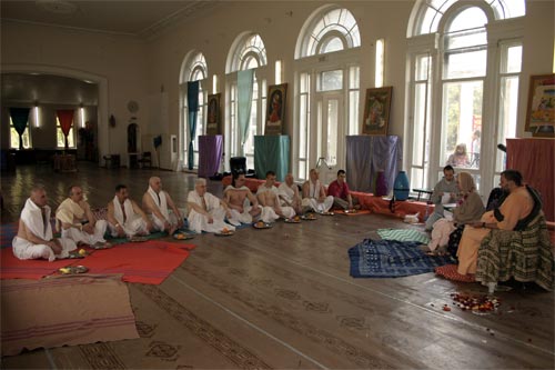 Some of sincere and fortunate disciples of Srila Govinda Maharaj could come even closer to Srila Gurudev by accepting a second initiation into the chanting of Gayatri mantram.