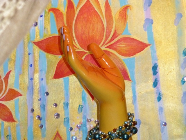 24-Lotus-hand