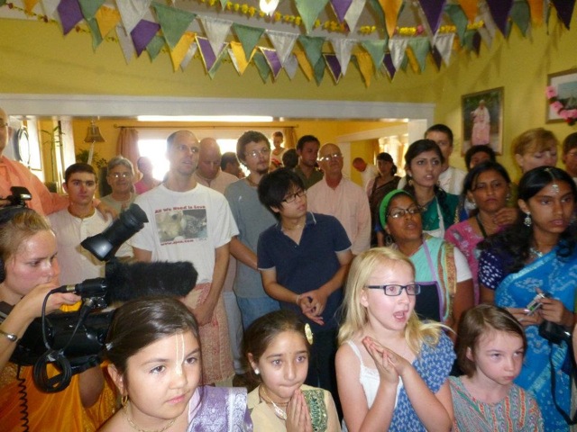 26-kirttan-crowd