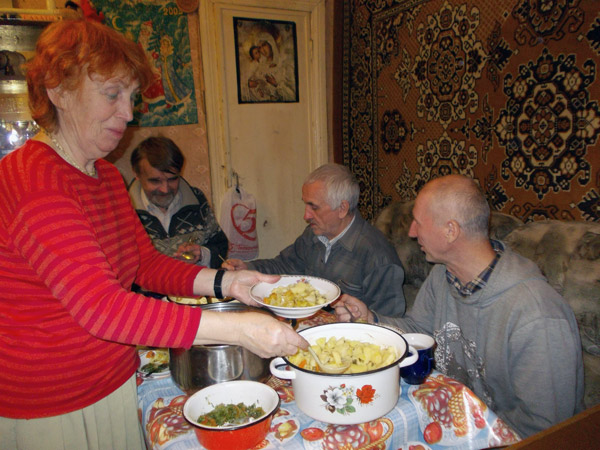 3.4-Прасад-раздаёт-Туласи-рани