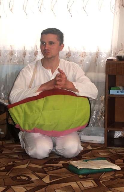 03. Иша Прия Прабху как всегда увлеченно вдохновляет преданных