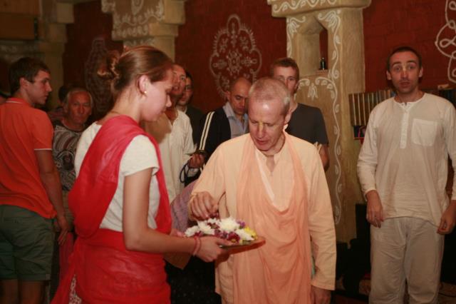 21. Подготовка к предложению пушпы (лепестков) портрету Шрилы Авадхута Махараджа