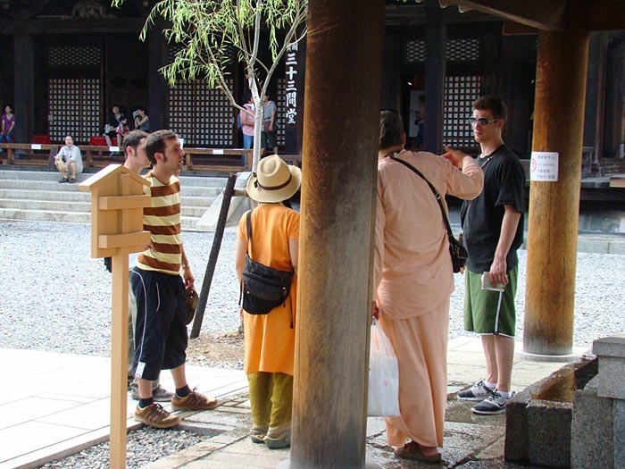 03 Avadhut-Mj.-never-misses-a-chance-to-preach!-talking-to-european-tourists-about-importance-of-vedic-culture
