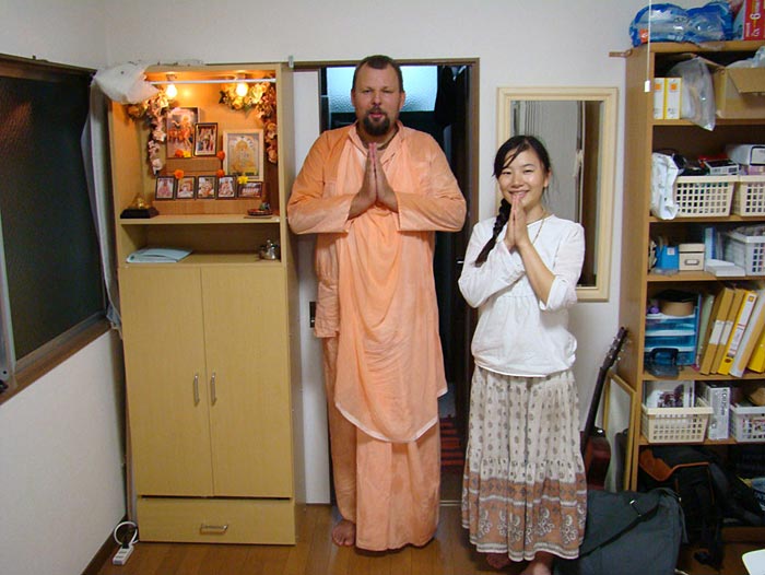 36 Avadhut-Mj.-with-Akiyo-,-girl-who-later-come-to-see-as-in-Kyoto-and-at-whos-house-we-had-a-program
