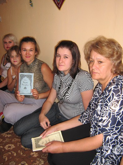  Рая и Лира прониклись настроением служения и преданности Гуру и вайшнавам