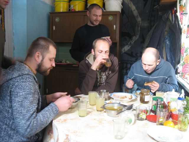 10 Преданные почитают прасадам