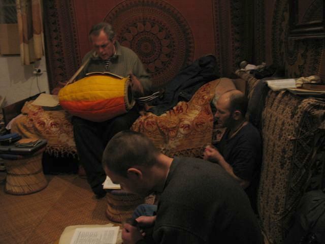 10 Джаганнатх Прабху, Ванбихари Прабху, Вриндарания Прабху, вторят поющему Шобхане Прабху