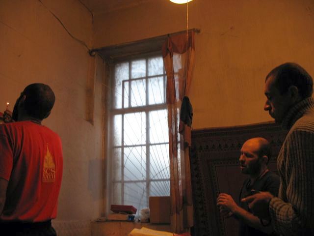 07 Радха Роман Прабху, Ванбихари Прабху и Шобхана Прабху проводят Гоура-арати