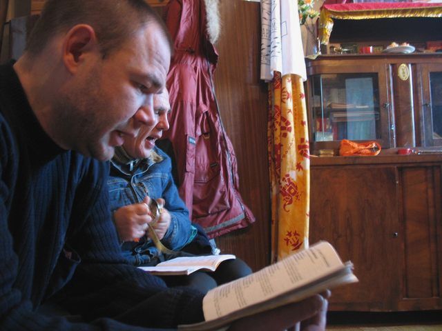 09 Я поклоняюсь лотосным стопам Духовного Учителя. Чтобы освободить всех живых существ, страдающи