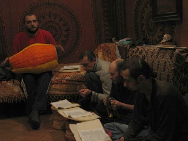 14 О мой Господь, проявление милости Шри Гауранги, будь милостив ко мне. Твой ничтожный слуга все