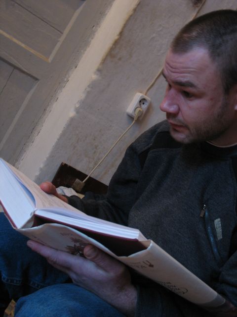 02 О ум, просто поклоняйся лотосным стопам сына Нанды, которые делают человека бесстрашным