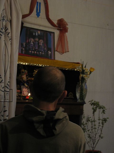 13 Лотосные стопы Духовного Учителя являются обителью преданного служения. Я склоняюсь к этим сто