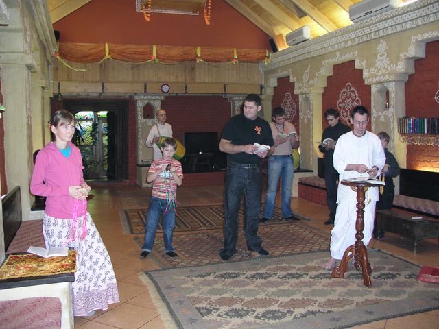 01 Преданные собрались, чтобы воспевать славу имён Господа