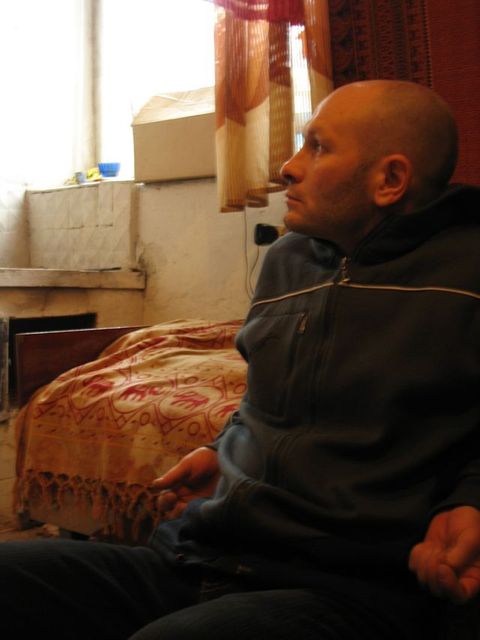 05 Ванбихари Прабху слушает Шри Чайтанью Бхагавату смотря на Туласи Деви