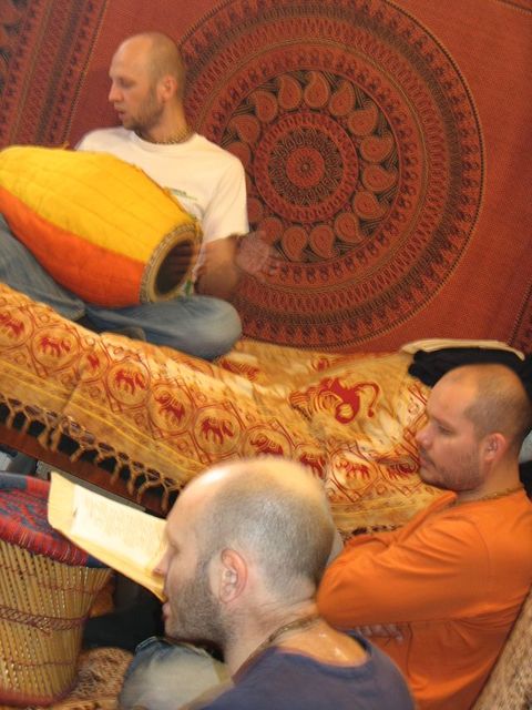09 Практикующие черпают вдохновение в киртане