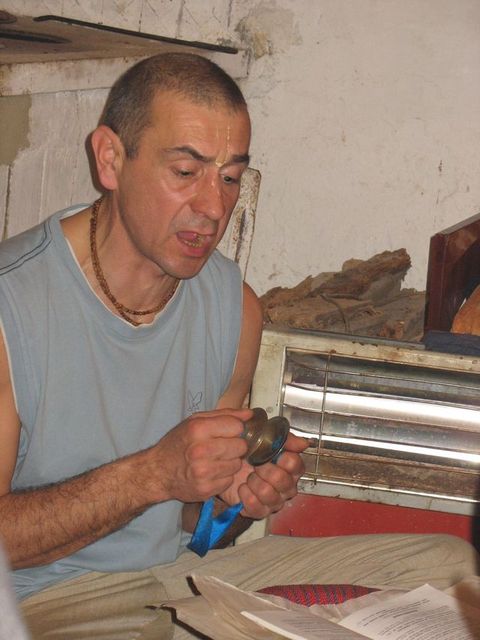 18 Сейчас ты обрёл человеческую жизнь и сознание, поэтому воспевай Имена Радха-Мадхавы