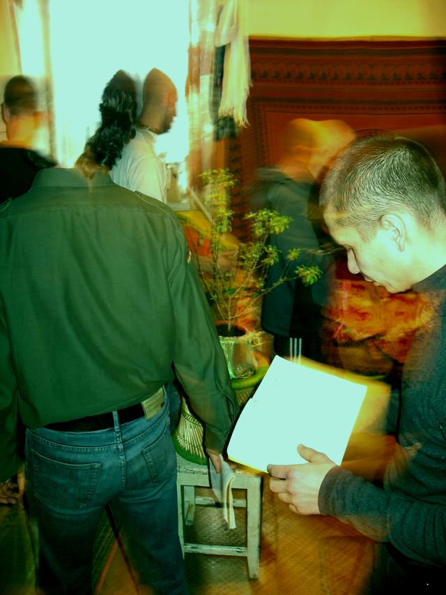 15 О бедный,несчастный лицемер, неужели ты всё ещё оставляешь это исполненное вечной сладости прославление Кришны в кругу Его преданных