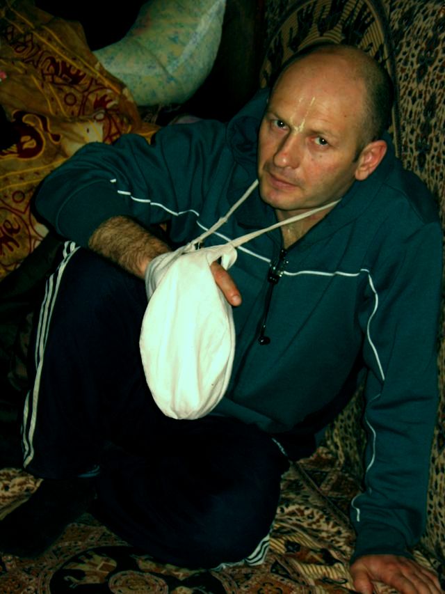 23 Внимательно слушай о славе Имени Кришны и Его преданных и мысли о сиюминутном удовольствии покинут тебя
