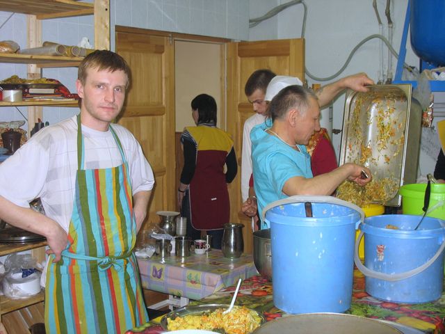 20Осталась пустая посуда, и у вас есть шанс её помыть!