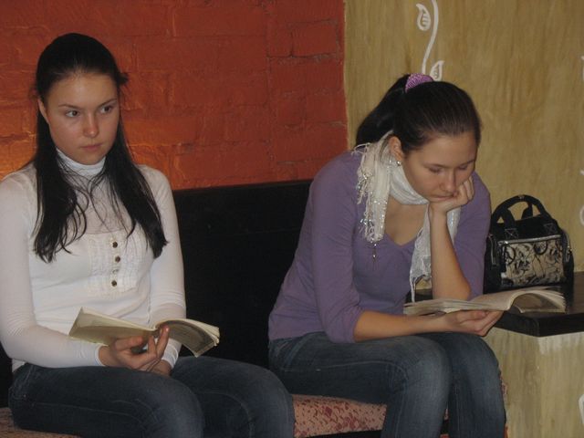 20 Гости внимательно слушают и стараются подпевать