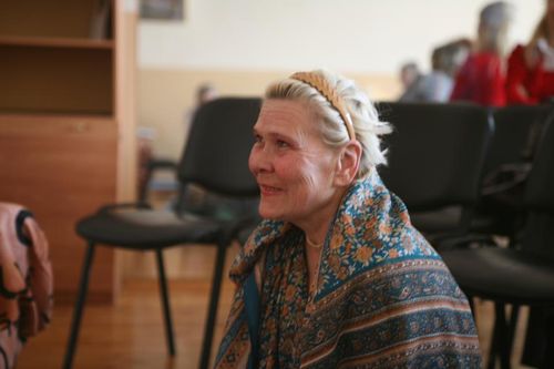 дать прибежище и принять в ученики