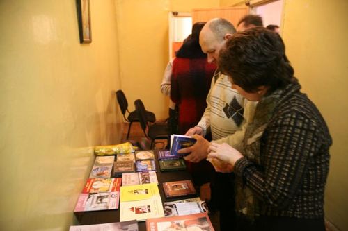 11 возле книг не протолкнуться_786x524
