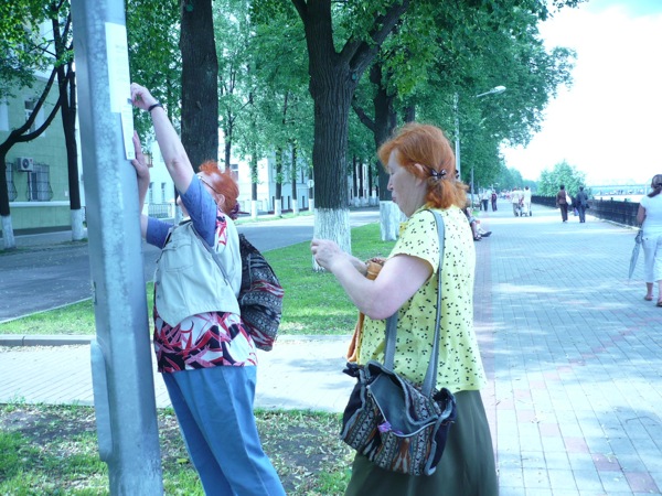 Расклейка приглашений на фестиваль.