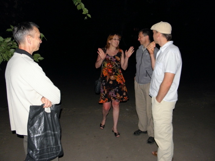 14. У Лены в этот вечер несколько провожатых кавалеров.,,Я прямо в растерянности..._измен.размер