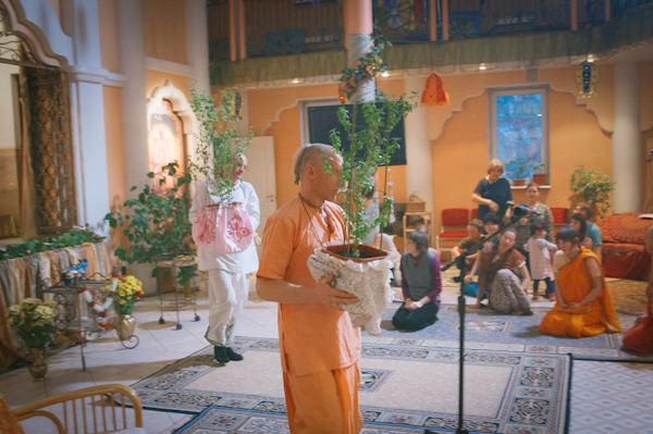 Gurapurnima_2012_00096