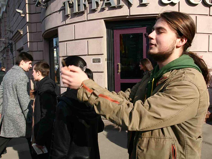 4.К нам радостно присоединялись  молодые ребята