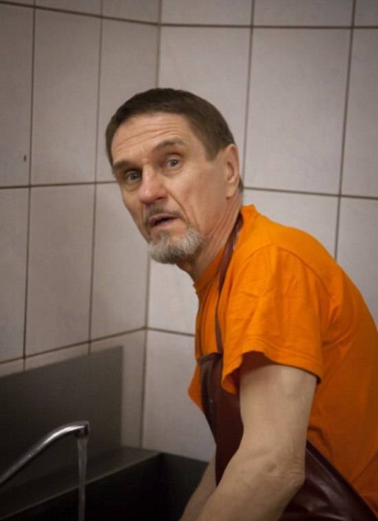 Вирарагхава моет посуду.jpg
