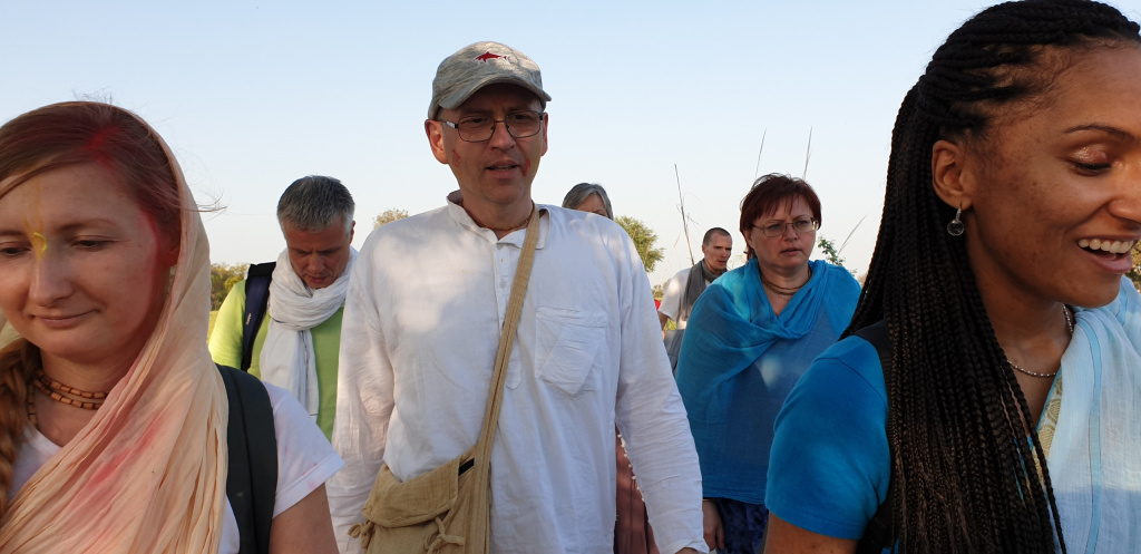 20190310_68_С киртаном движемся в автобус.jpg